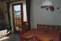 Die Küche mit Blick auf den Balkon